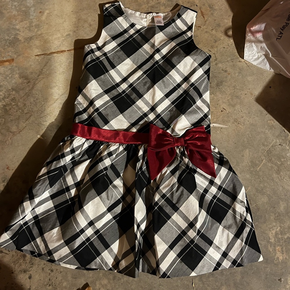 Black and white dress with a burgundy bow